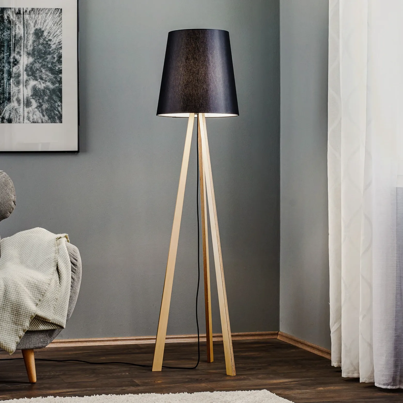 Lámpara de pie trípode Quitani Jata, madera chintz, negro
