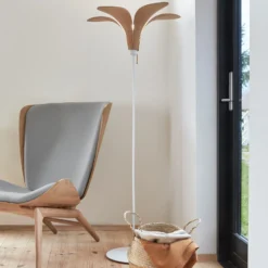 Lámpara de pie UMAGE Jazz, roble, con base de suelo blanca