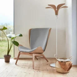 Lámpara de pie UMAGE Jazz, roble, con base de suelo blanca