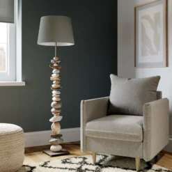 Lámpara de pie Vera con pantalla de tela y decoración de piedra