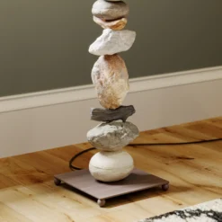Lámpara de pie Vera con pantalla de tela y decoración de piedra
