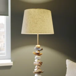 Lámpara de pie Vera con pantalla de tela y decoración de piedra