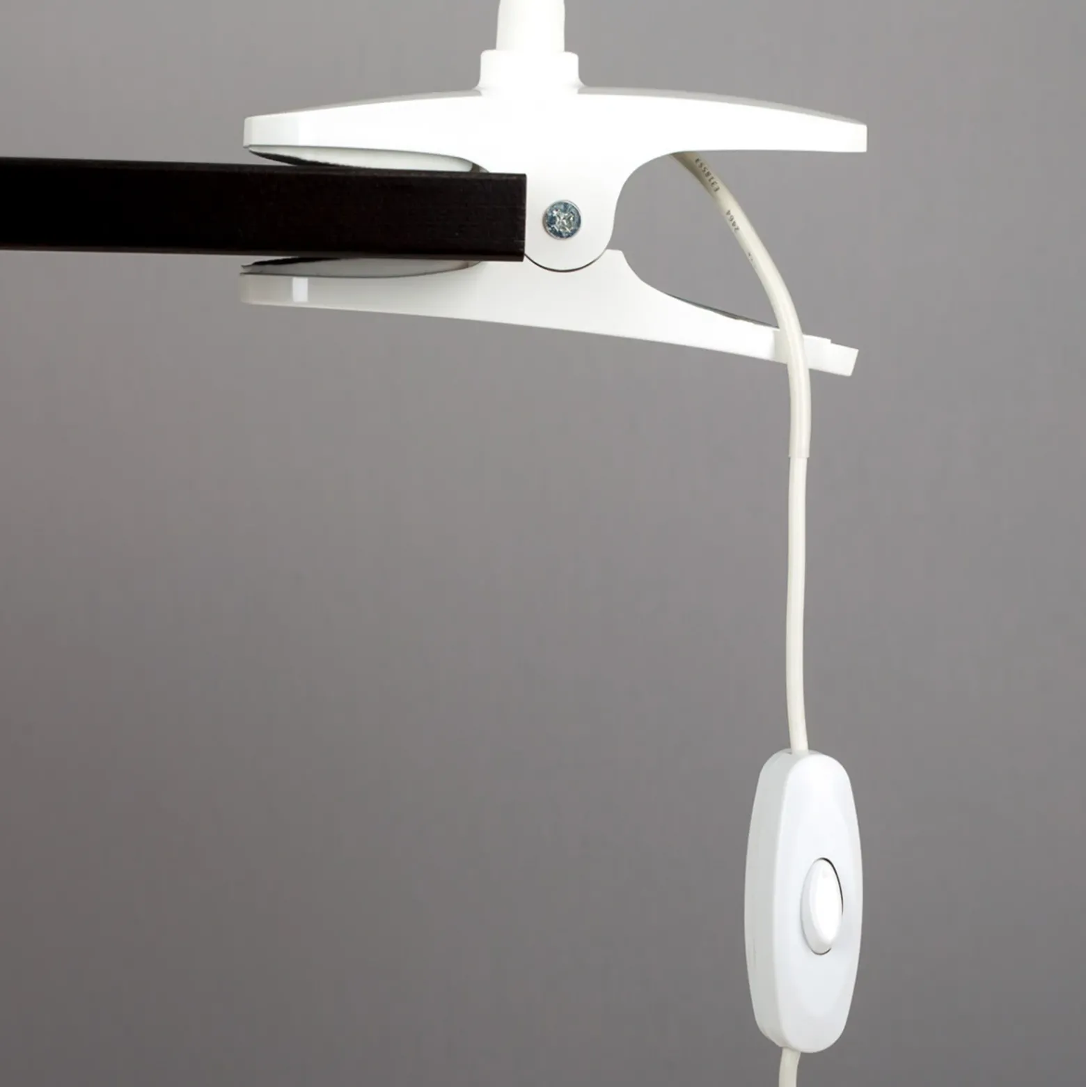 Lámpara de pinza LED Baris de Lindby, blanca, altura 44 cm, 3000K