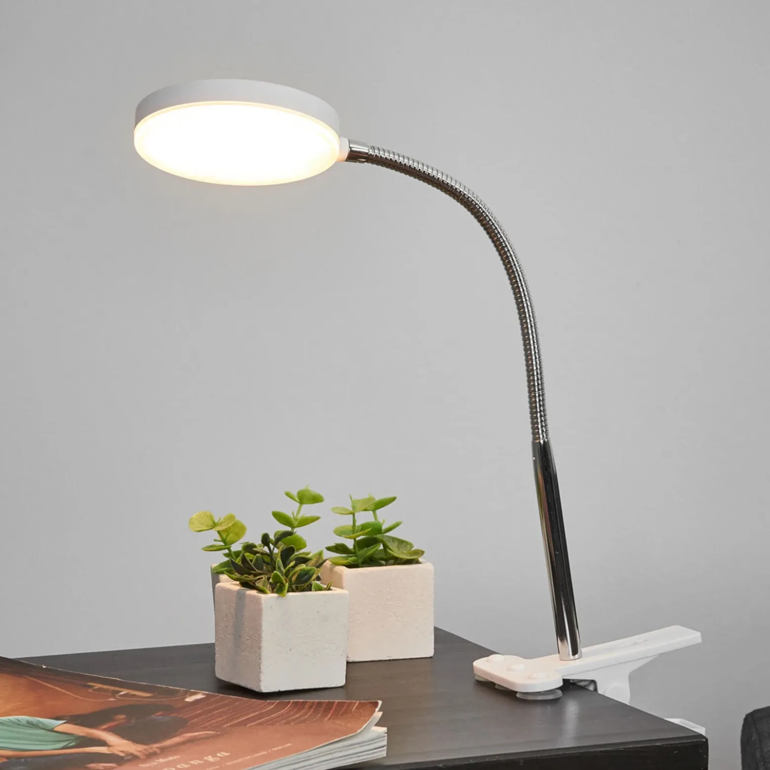 Lámpara de pinza LED Lindby Milow, blanca, metal, 36 cm de altura