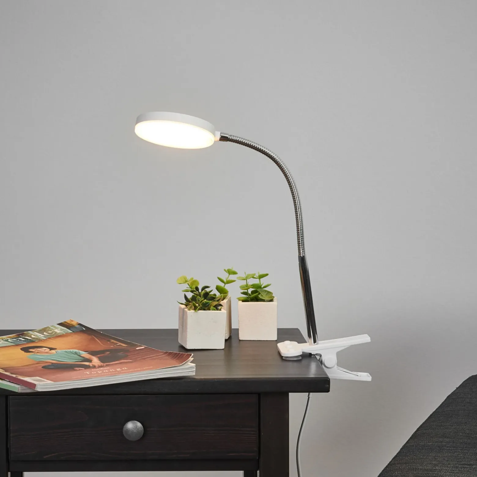Lámpara de pinza LED Lindby Milow, blanca, metal, 36 cm de altura
