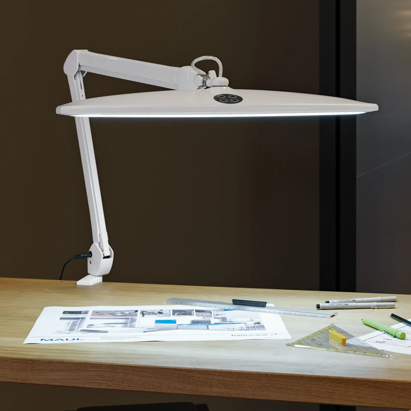 Lámpara de pinza LED MAULwork, blanca, altura 50 cm, atenuable