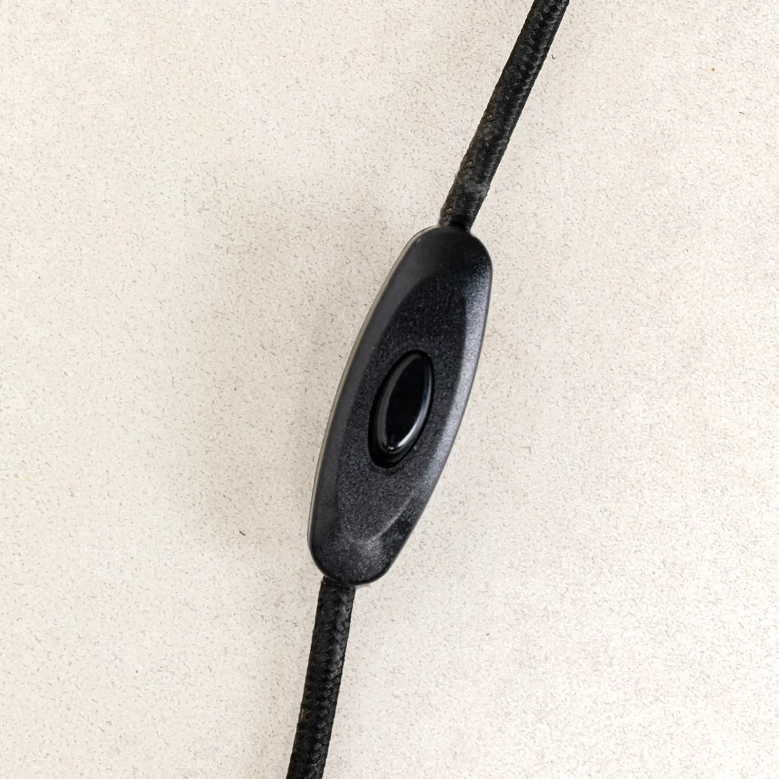 Lámpara de suelo Kare Apollon, negra, Ø 35 cm