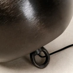 Lámpara de suelo Kare Apollon, negra, Ø 35 cm