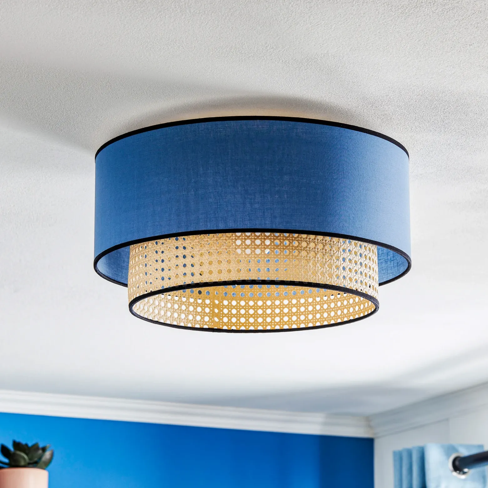 Lámpara de techo Boho, azul/madera/negro, Ø 45 cm, tela/ratán