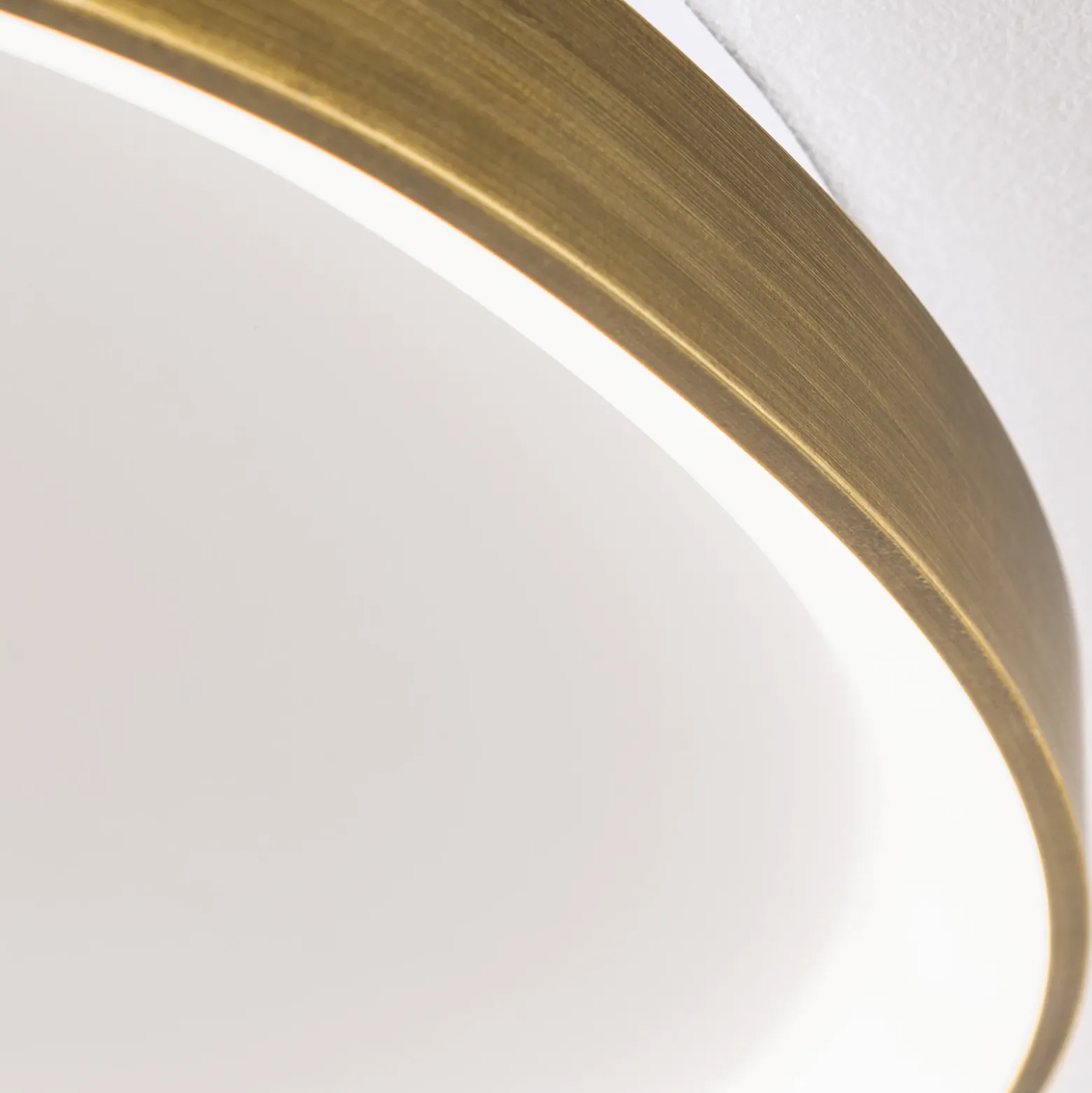 Lámpara de techo Charlie LED, Ø 65 cm, blanco opal, color latón antiguo