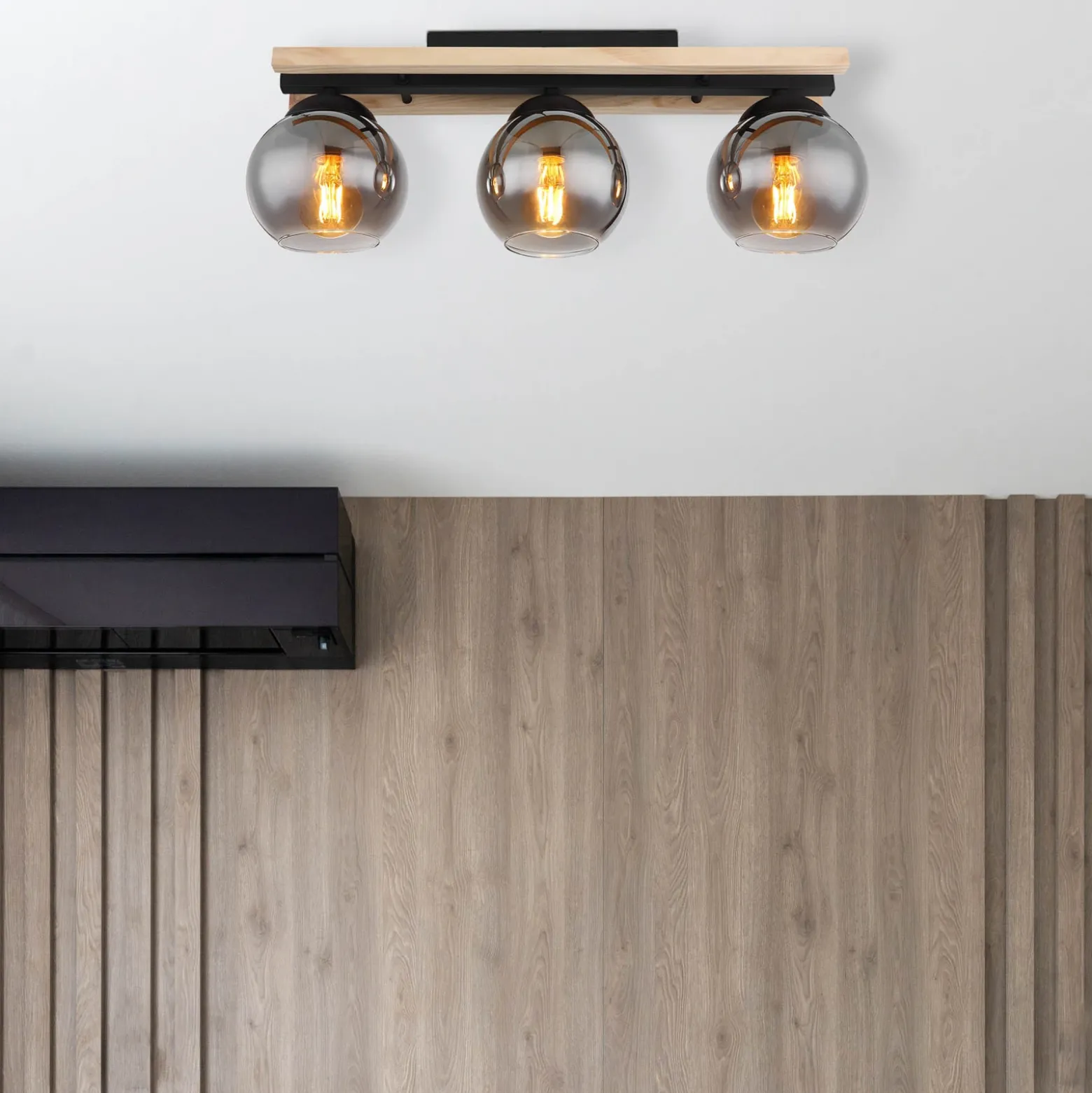 Lámpara de techo Conni, longitud 60 cm, gris humo, madera/vidrio, 3 luces.