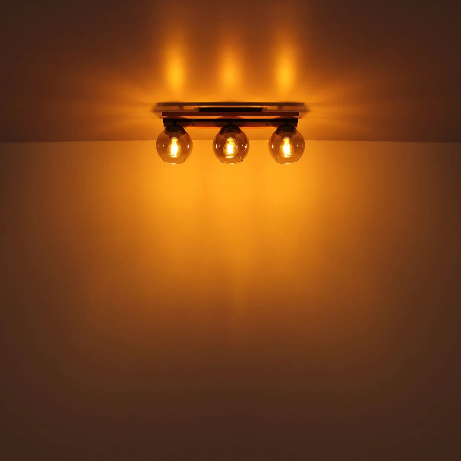 Lámpara de techo Conni, longitud 60 cm, gris humo, madera/vidrio, 3 luces.