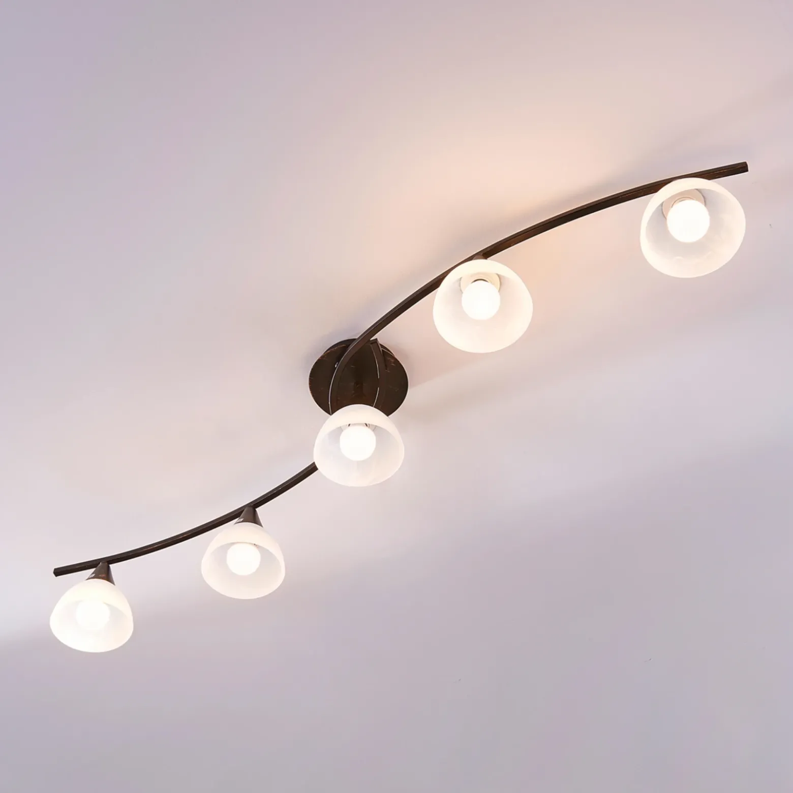 Lámpara de techo Della de Lindby, negro y dorado, 110 cm, 5 luces, E14