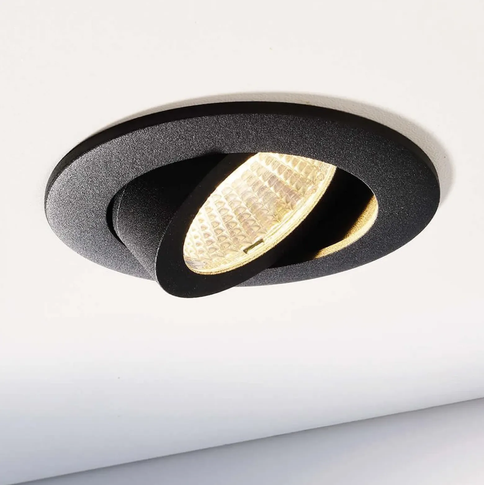 Lámpara de techo empotrable LED Dione, IP44, 3.000 K, negra, atenuable