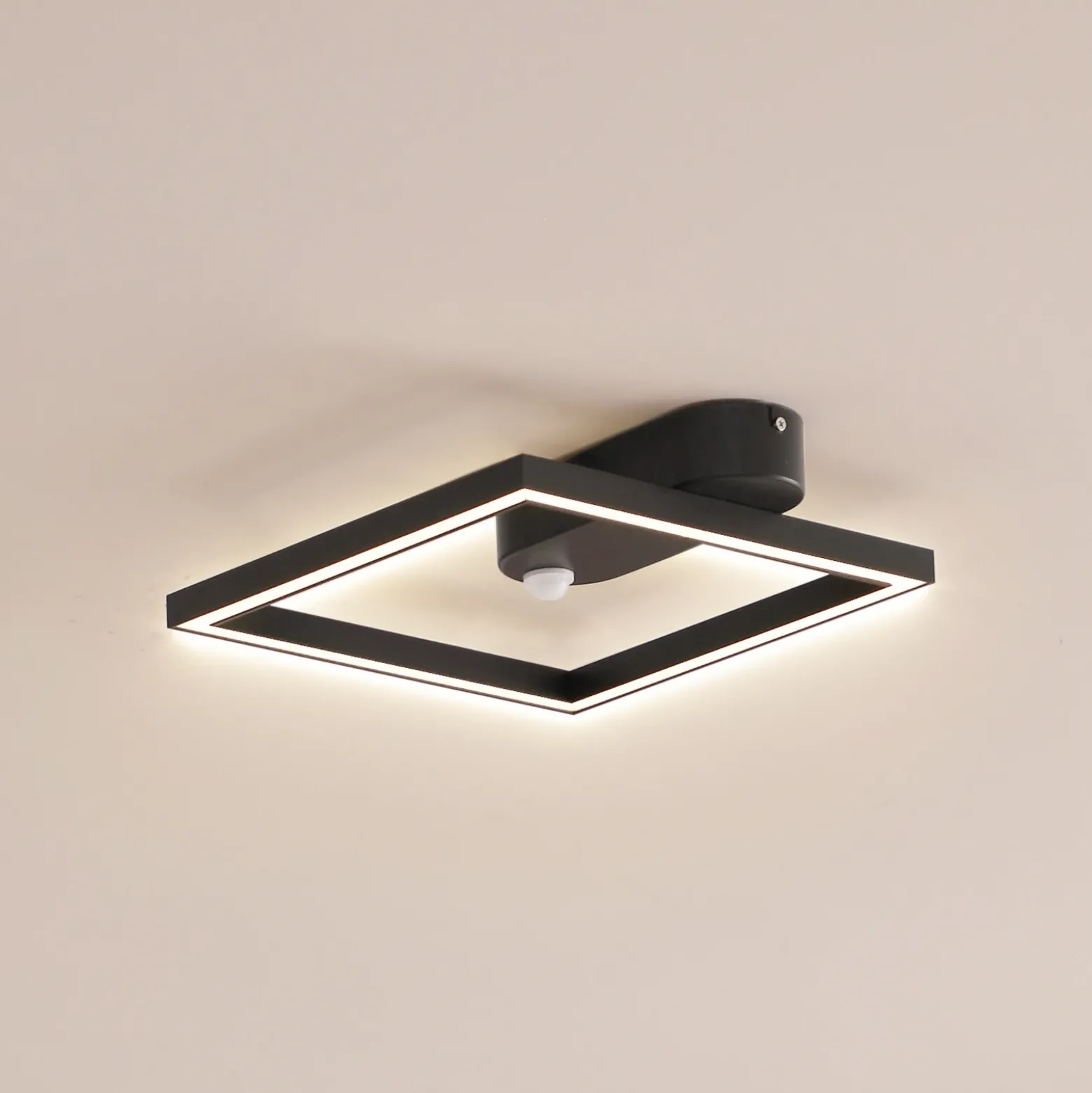 Lámpara de techo LED Yulla de Lindby, 34 cm, negra, con sensor
