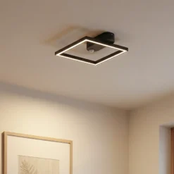 Lámpara de techo LED Yulla de Lindby, 34 cm, negra, con sensor