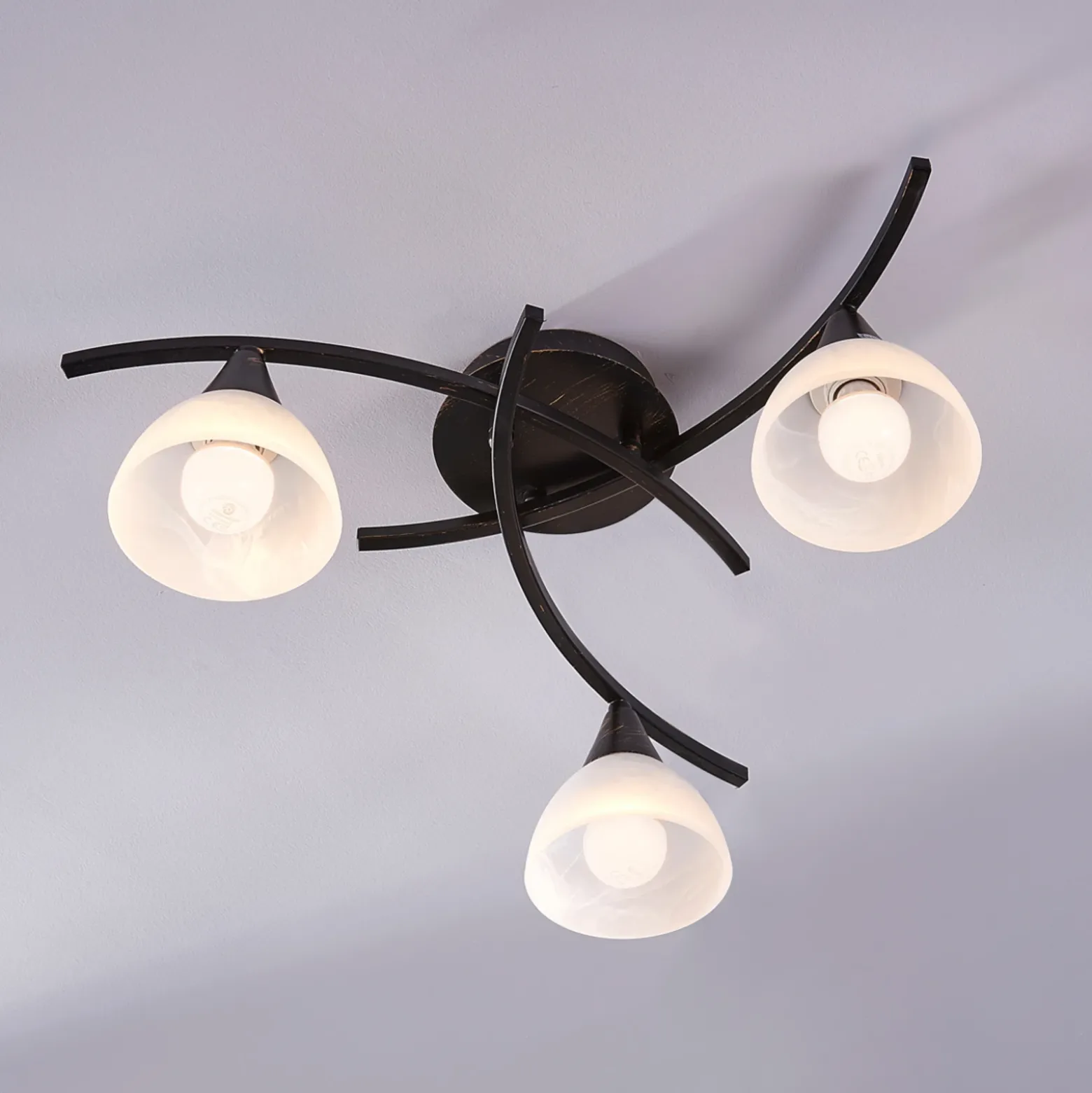 Lámpara de techo Lindby Della, negro-oro, Ø 58 cm, 3 luces, E14