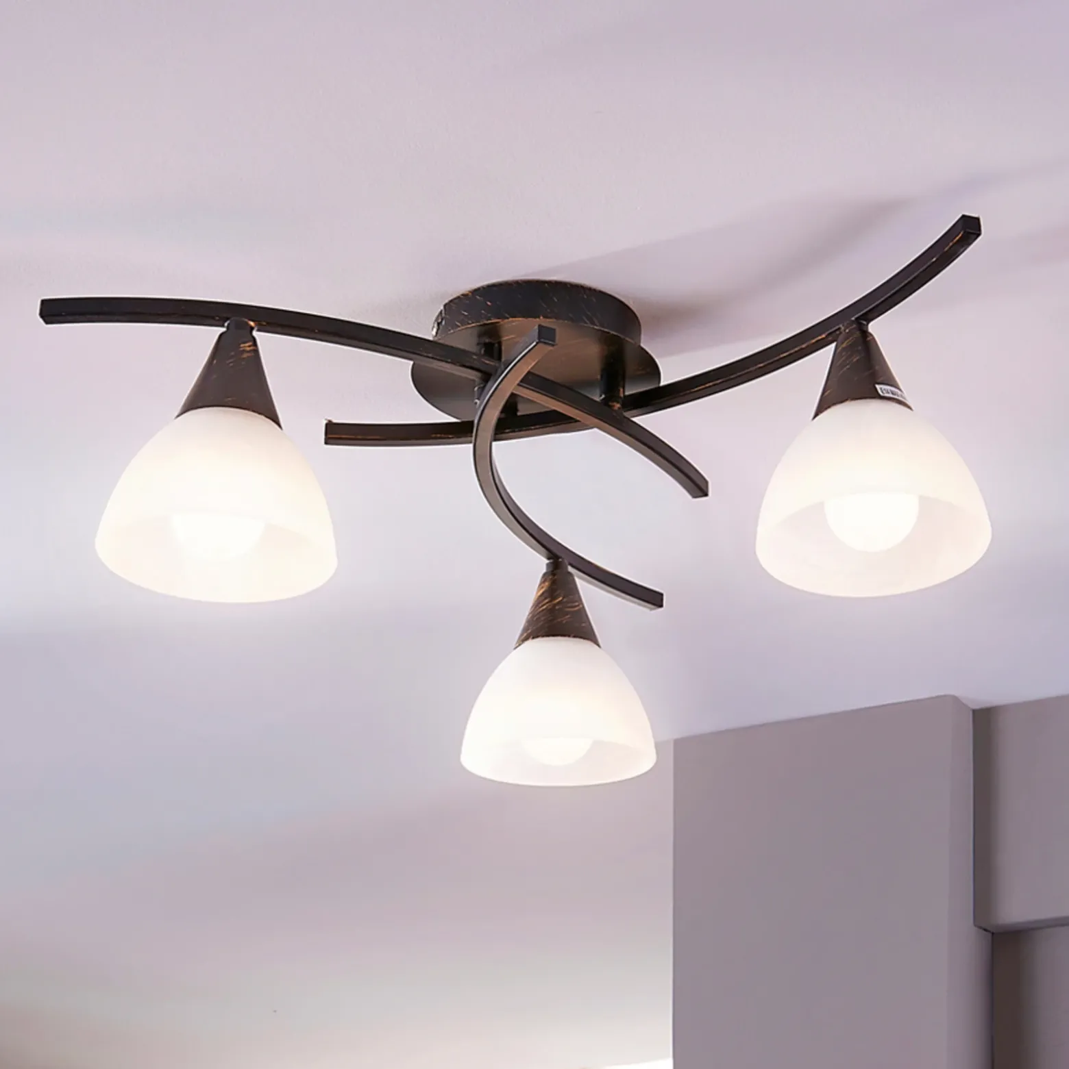 Lámpara de techo Lindby Della, negro-oro, Ø 58 cm, 3 luces, E14