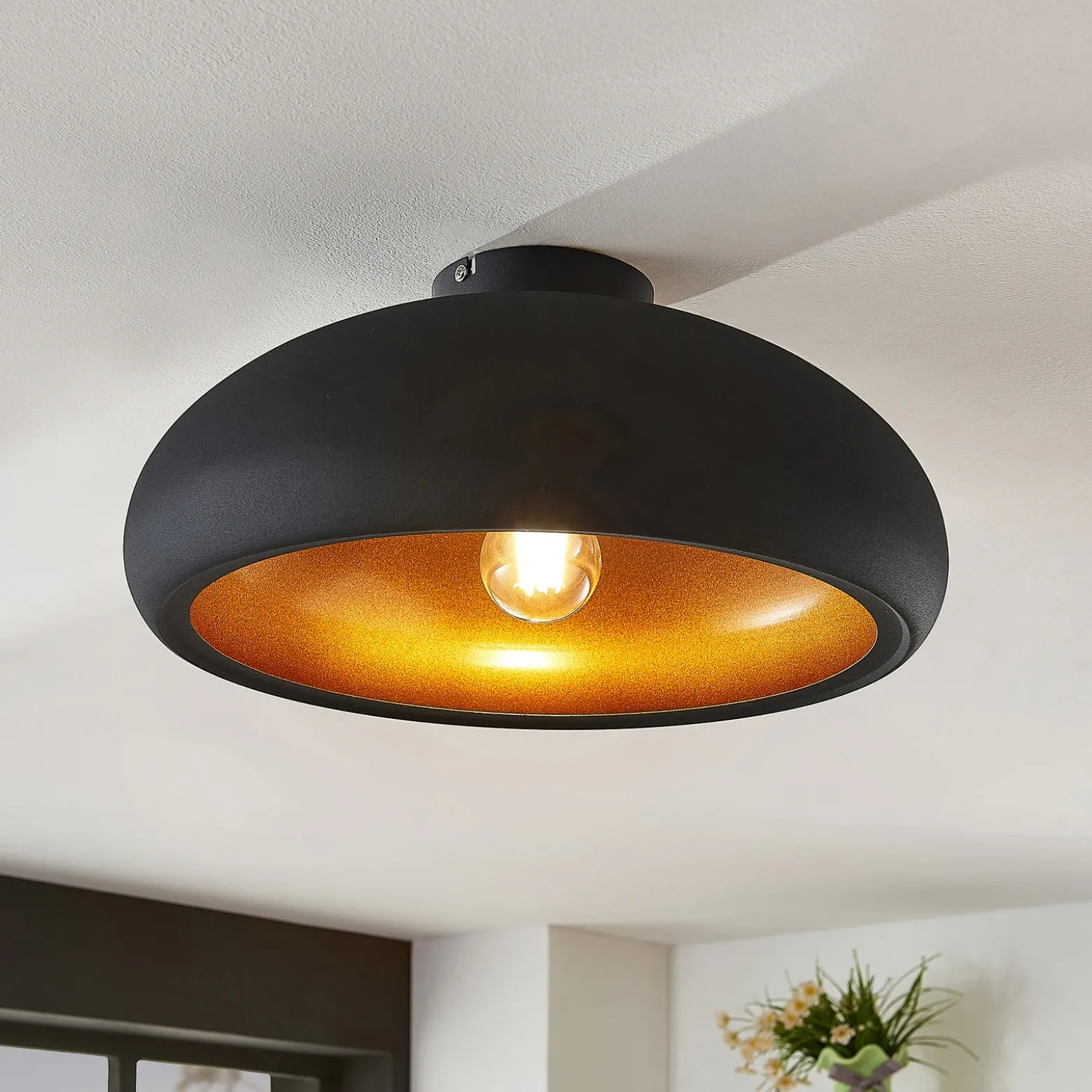 Lámpara de techo Lindby Gerwina, negro/oro, metal, 40 cm, E27