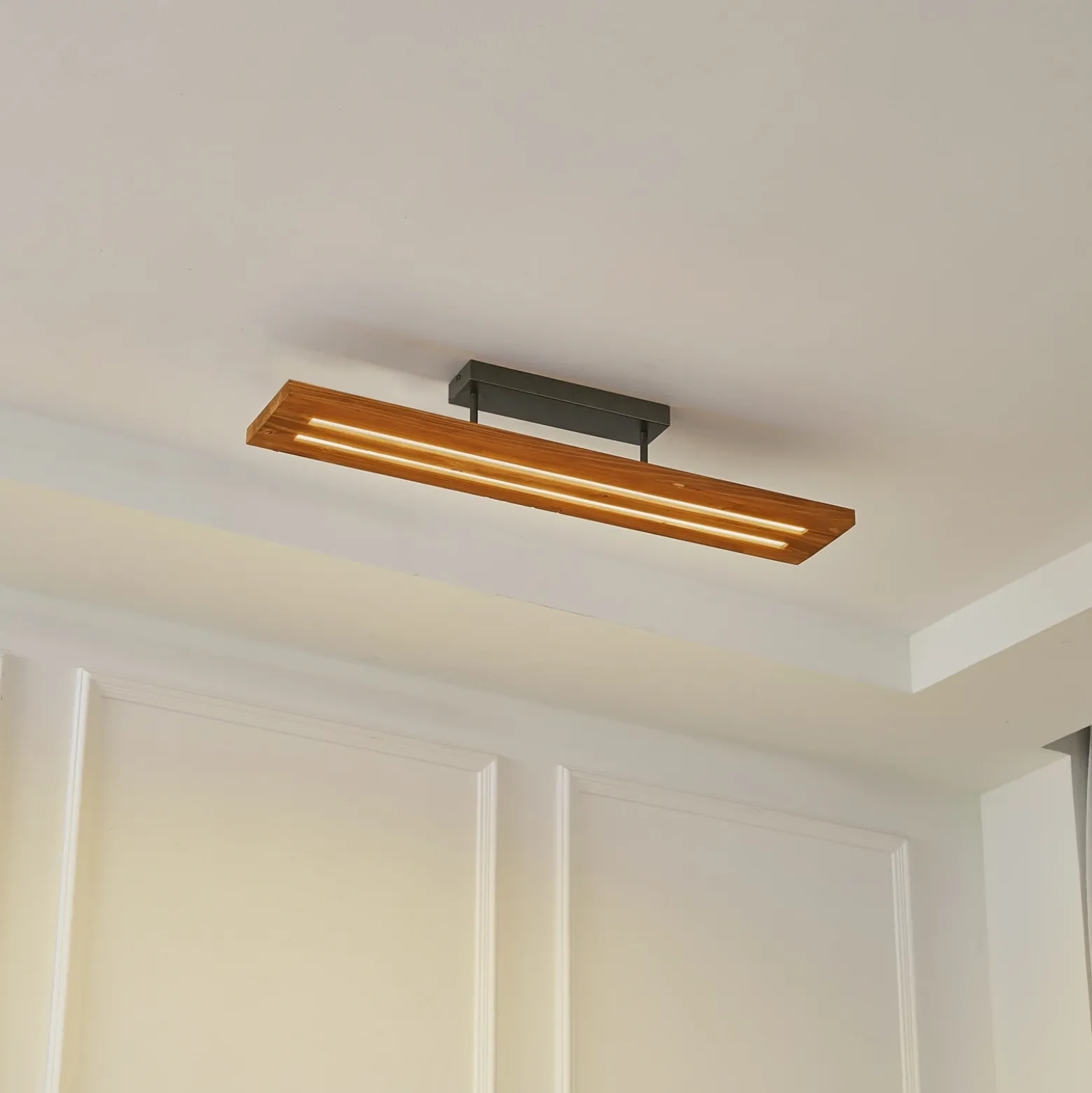 Lámpara de techo Lindby LED Nesaja, negra, madera, 98cm, atenuable