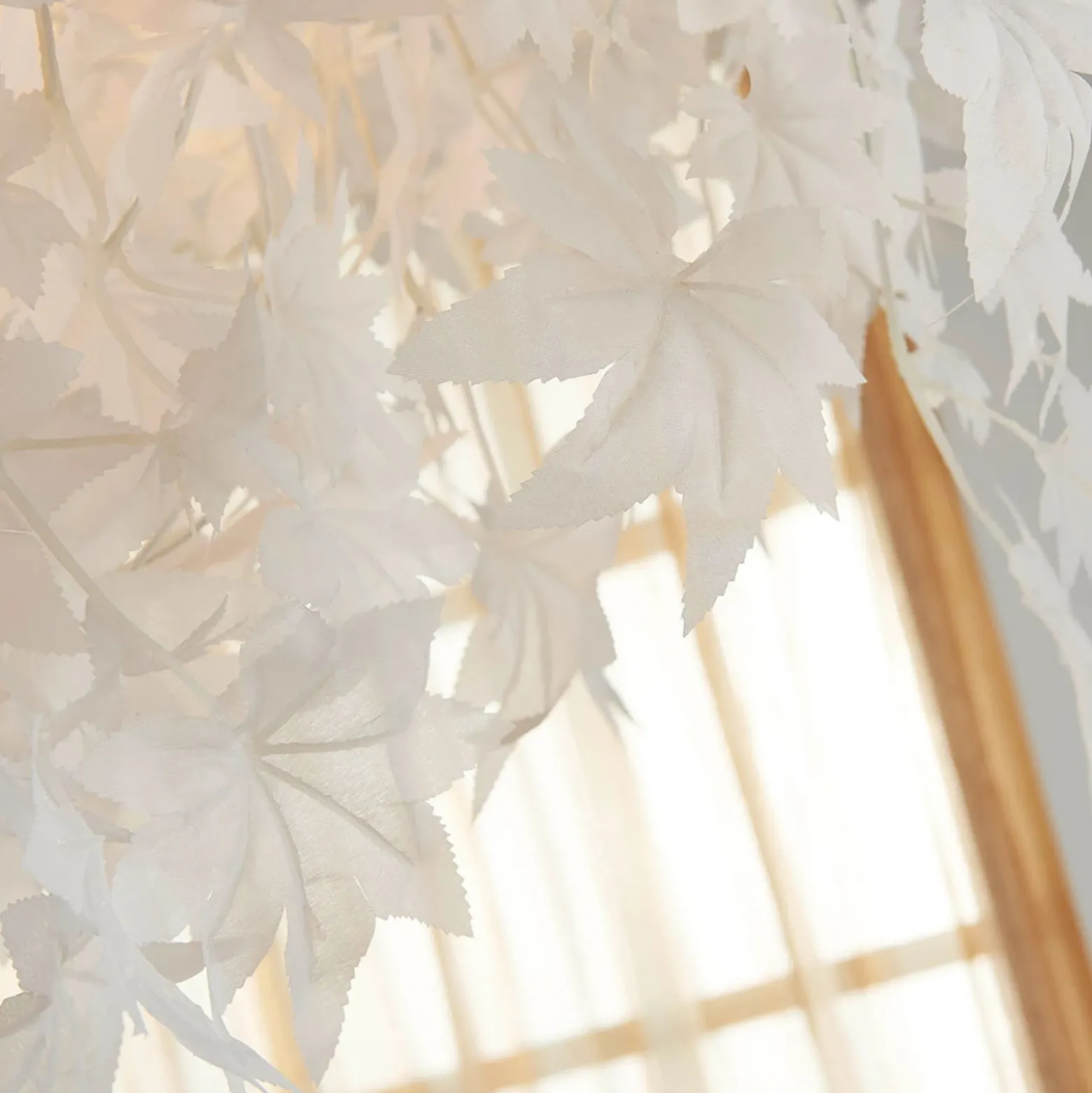 Lámpara de techo Lindby Maple, Ø 70 cm, cromada, blanca, de tela