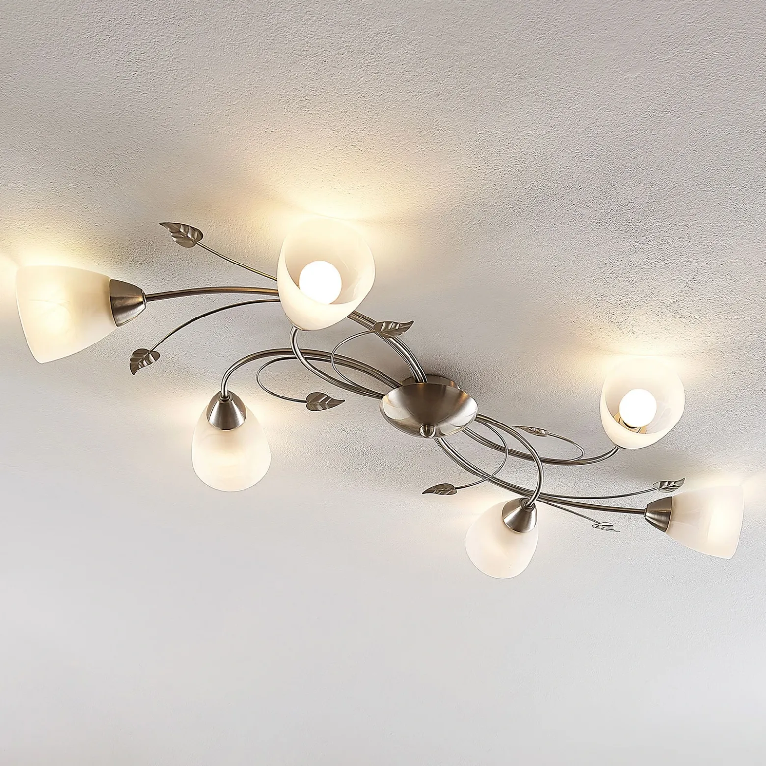 Lámpara de techo Lindby Yannie, 6 luces, 106 cm, níquel/blanco, cristal