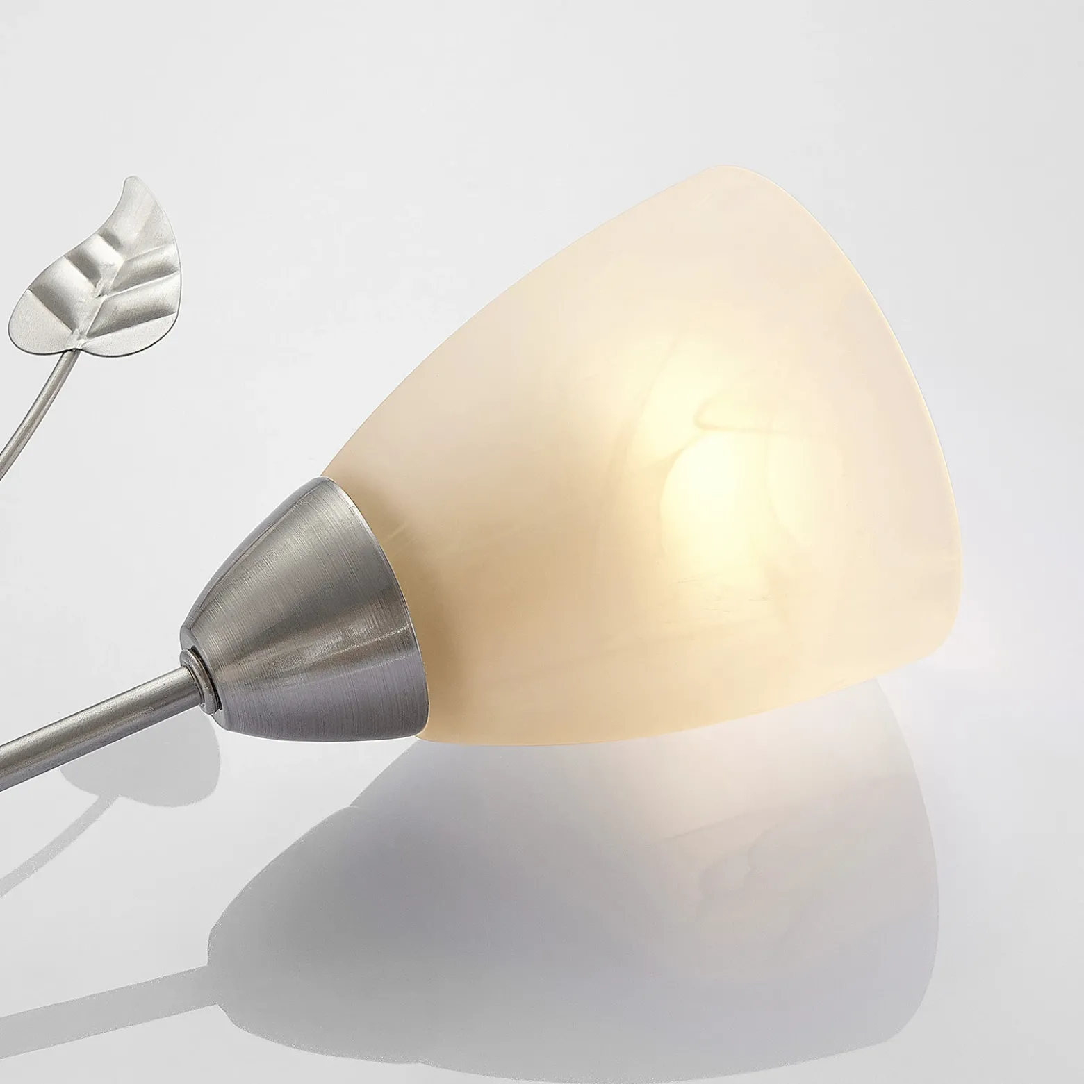Lámpara de techo Lindby Yannie, 6 luces, 106 cm, níquel/blanco, cristal