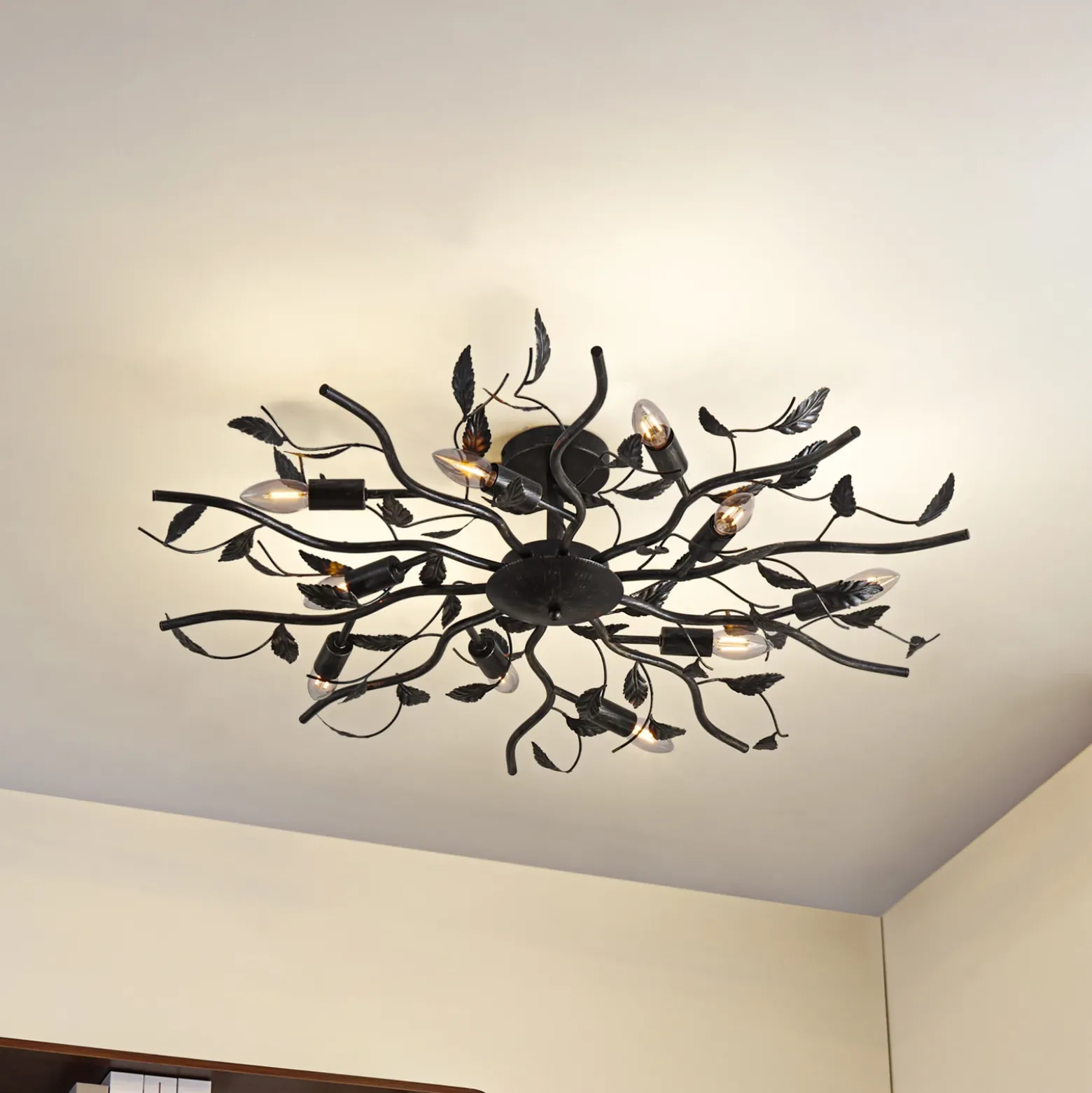 Lámpara de techo Lindby Yos, 10 luces, 95 cm, negro y dorado, E14