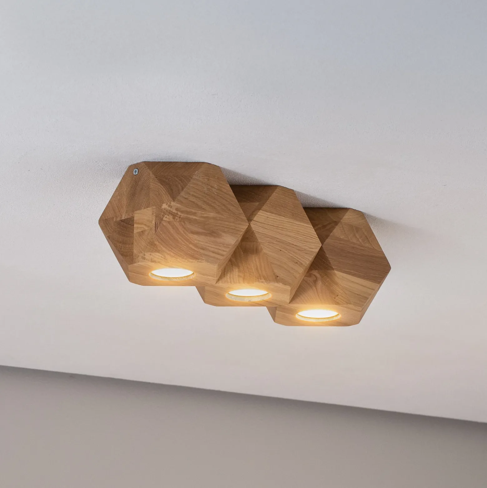 Lámpara de techo Peach Puff, madera, 36 cm, poliedro de 3 luces.