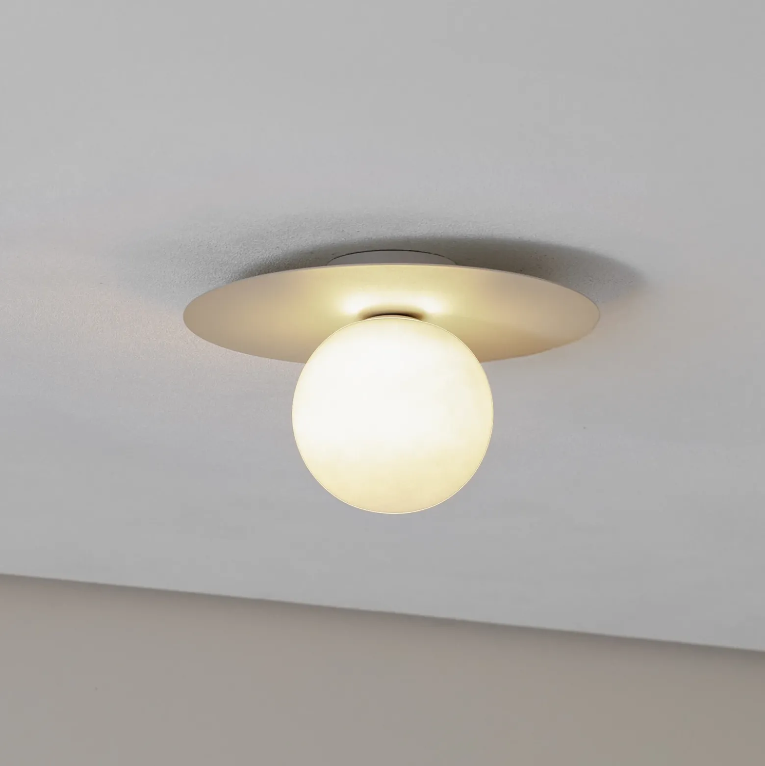 Lámpara de techo Pixie, beige, cristal, Ø 25 cm, esfera, G9