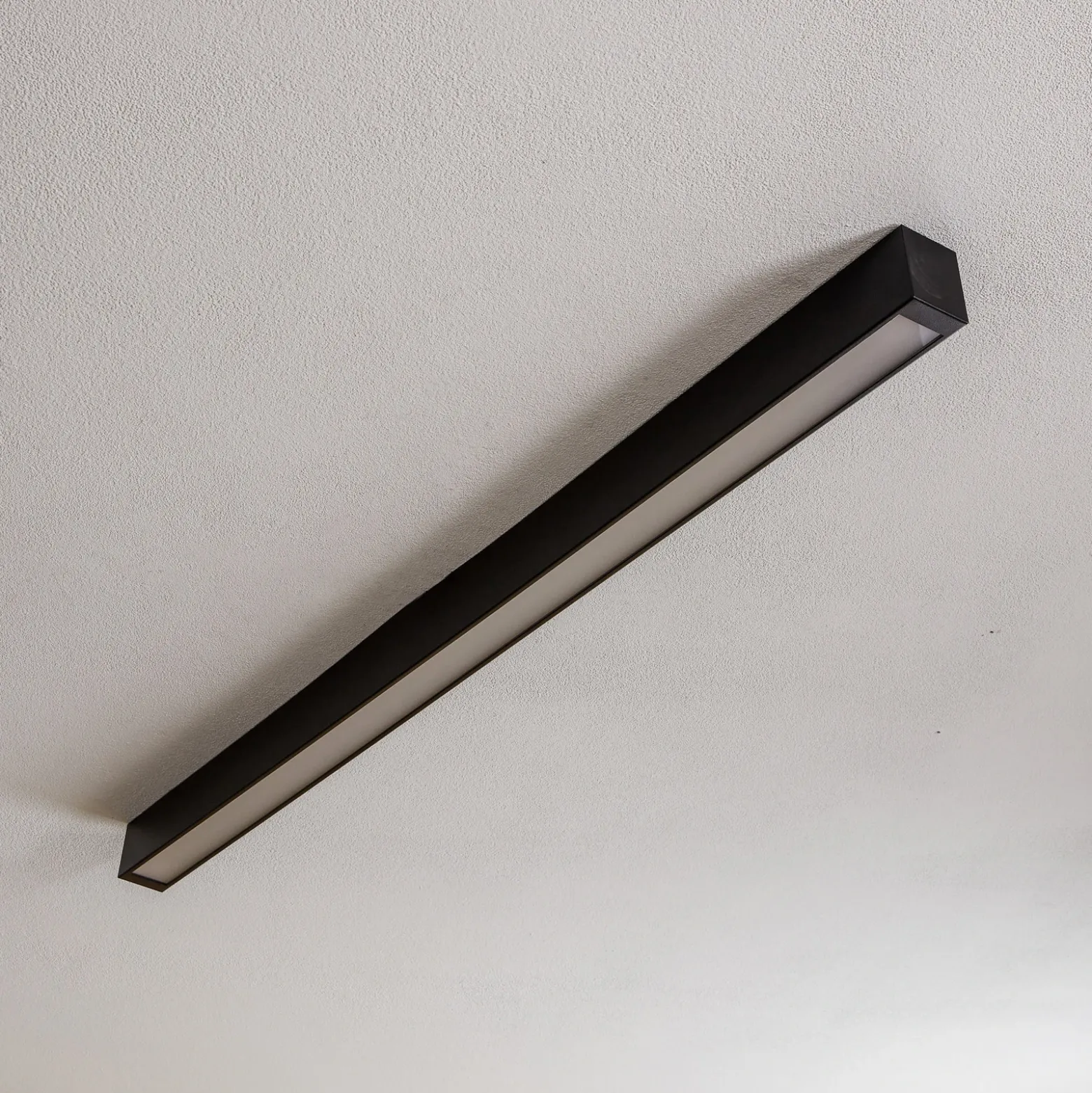 Lámpara de techo Straight negra de 122 cm