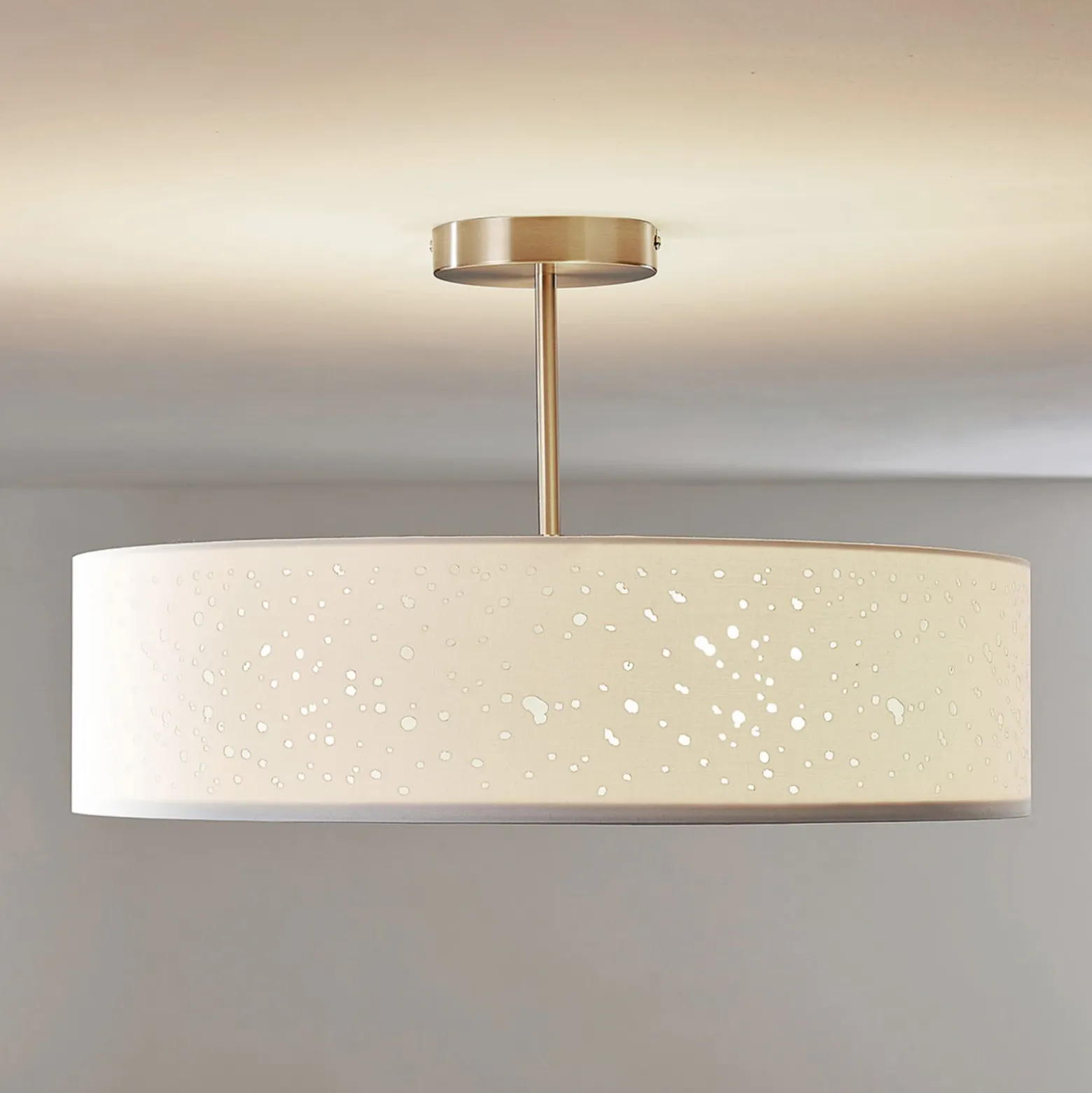 Lámpara de techo Umma de Lindby, distancia, blanco, tela, Ø 50 cm, E27