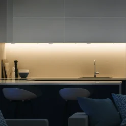 Lámpara LED bajo armario Kniff plateada, longitud 57,5 cm, 3000 K