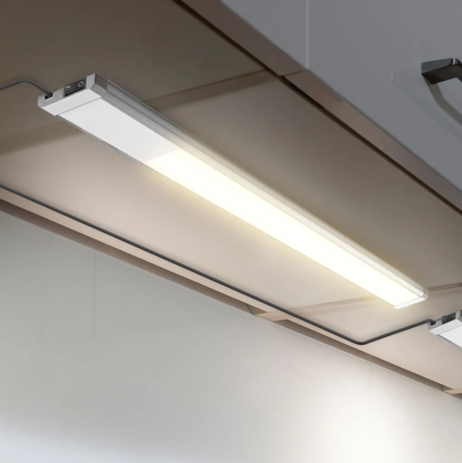 Lámpara LED bajo armario Kniff plateada, longitud 57,5 cm, 3000 K