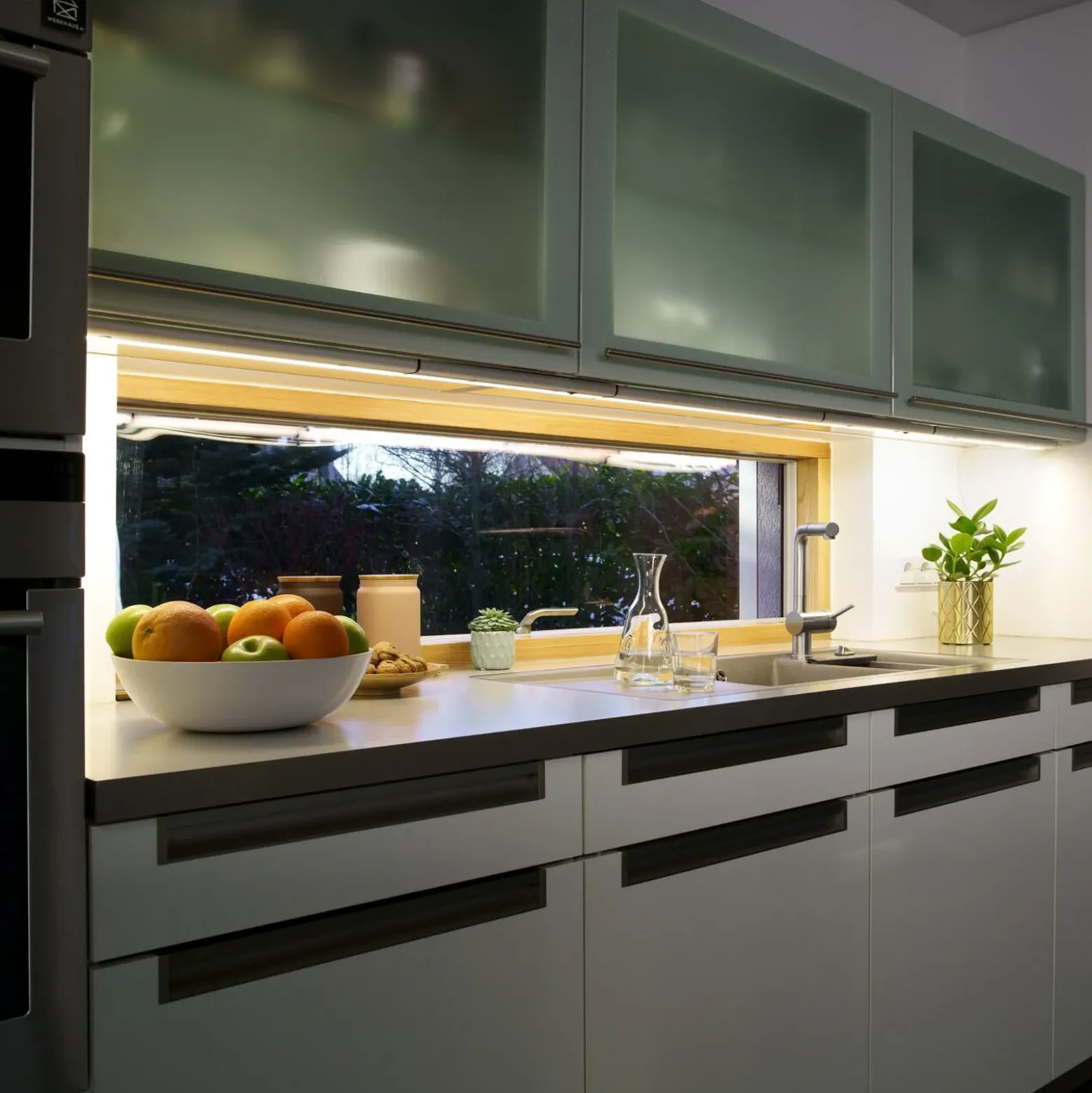 Lámpara LED bajo mueble con sensor OSRAM LINEAR FLAT, 3000 K plateada