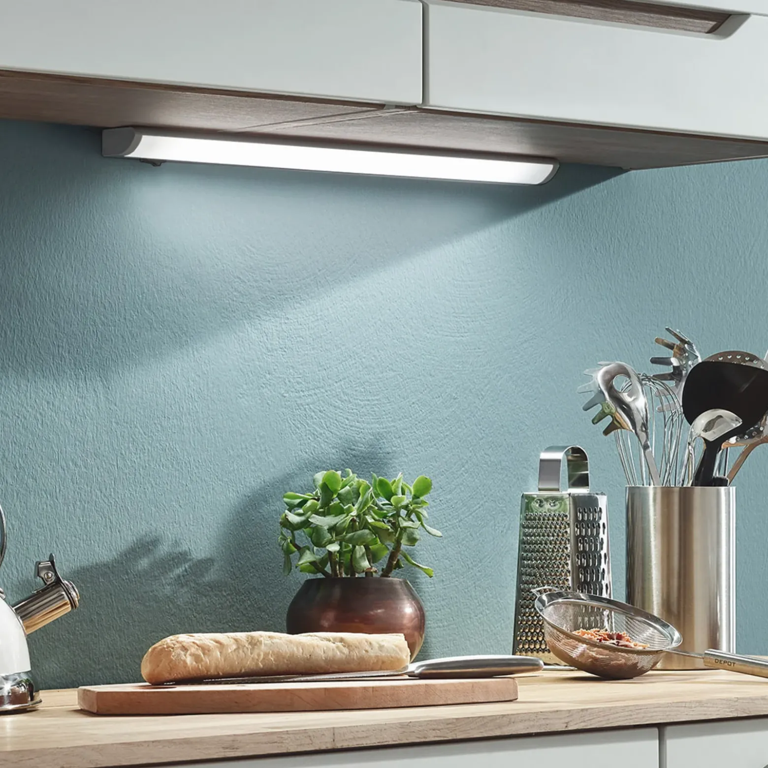 Lámpara LED bajo mueble Hestia, 4.000 K, 1.000 lm, titanio