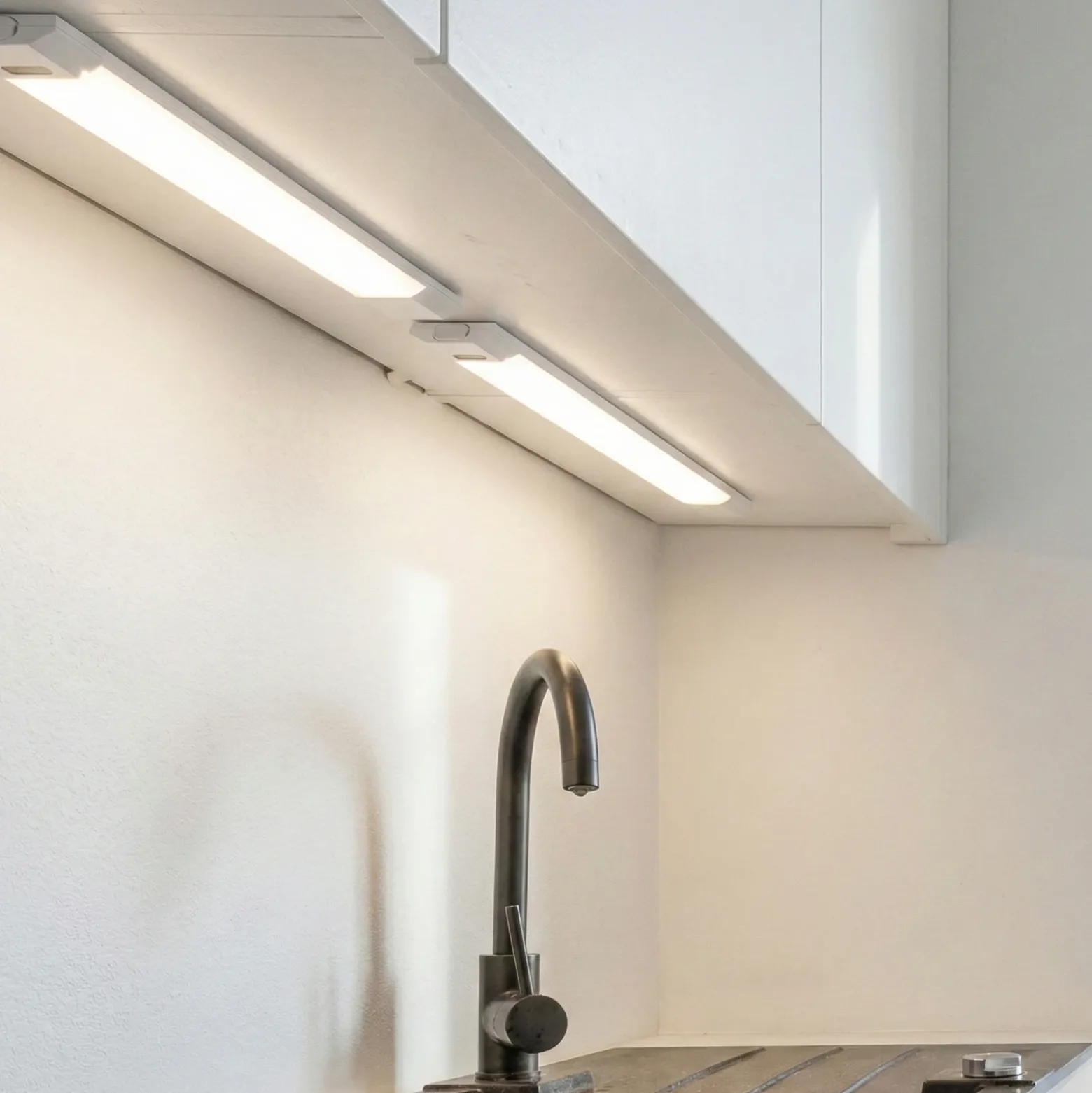 Lámpara LED bajo mueble OSRAM Linear Edge Sensor 50 cm blanco CCT