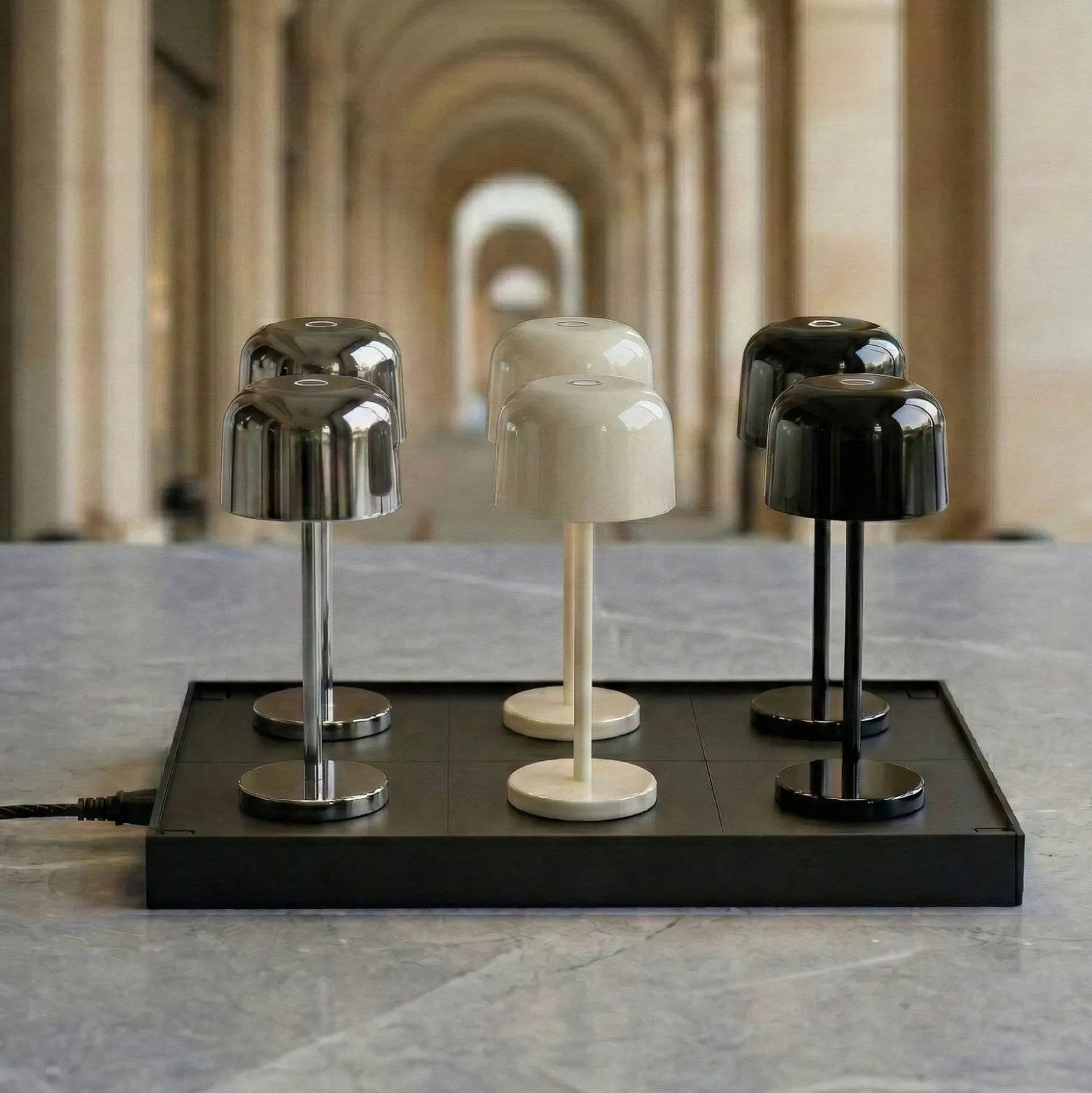 Lámpara LED de mesa recargable Quill cromada/beige/negra, estación de carga