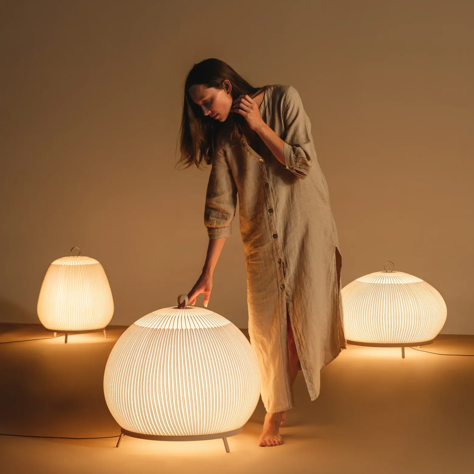 lámpara LED de suelo Knit 7492 beige, altura 51 cm, 927 Casambi, de Vibia
