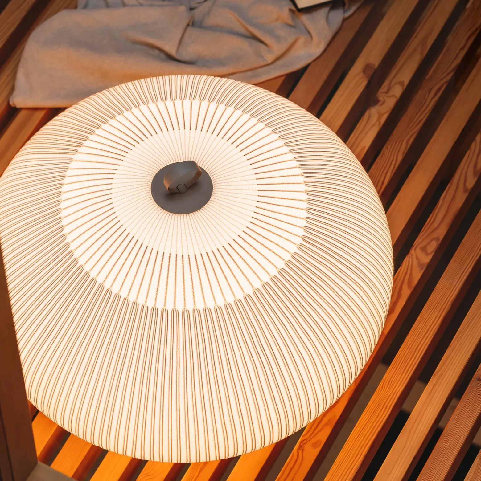 lámpara LED de suelo Knit 7492 beige, altura 51 cm, 927 Casambi, de Vibia