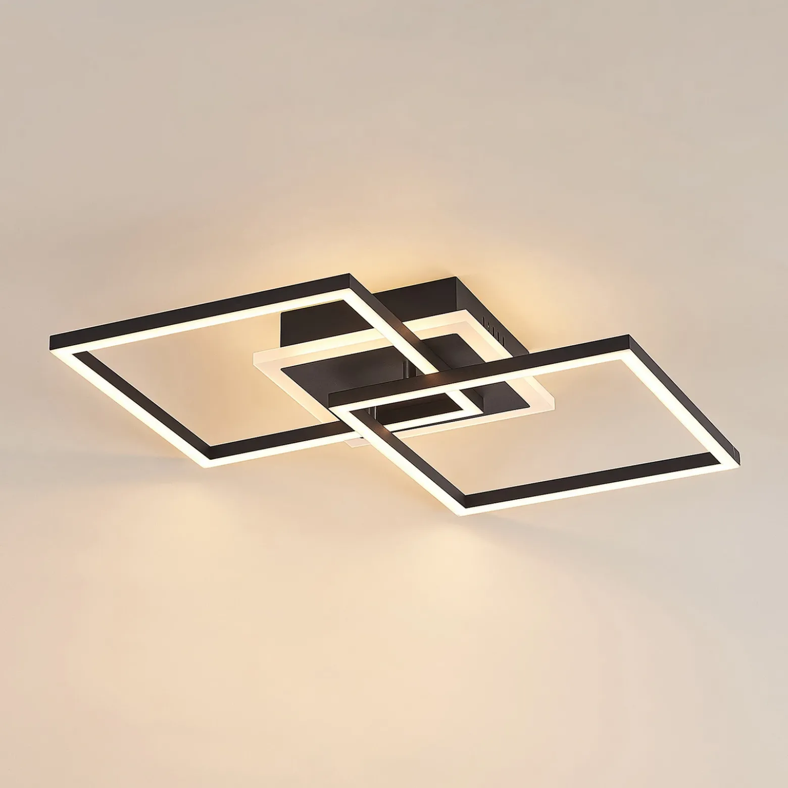 Lámpara LED de techo Lindby Fjardo, angular, negra, CCT, control remoto
