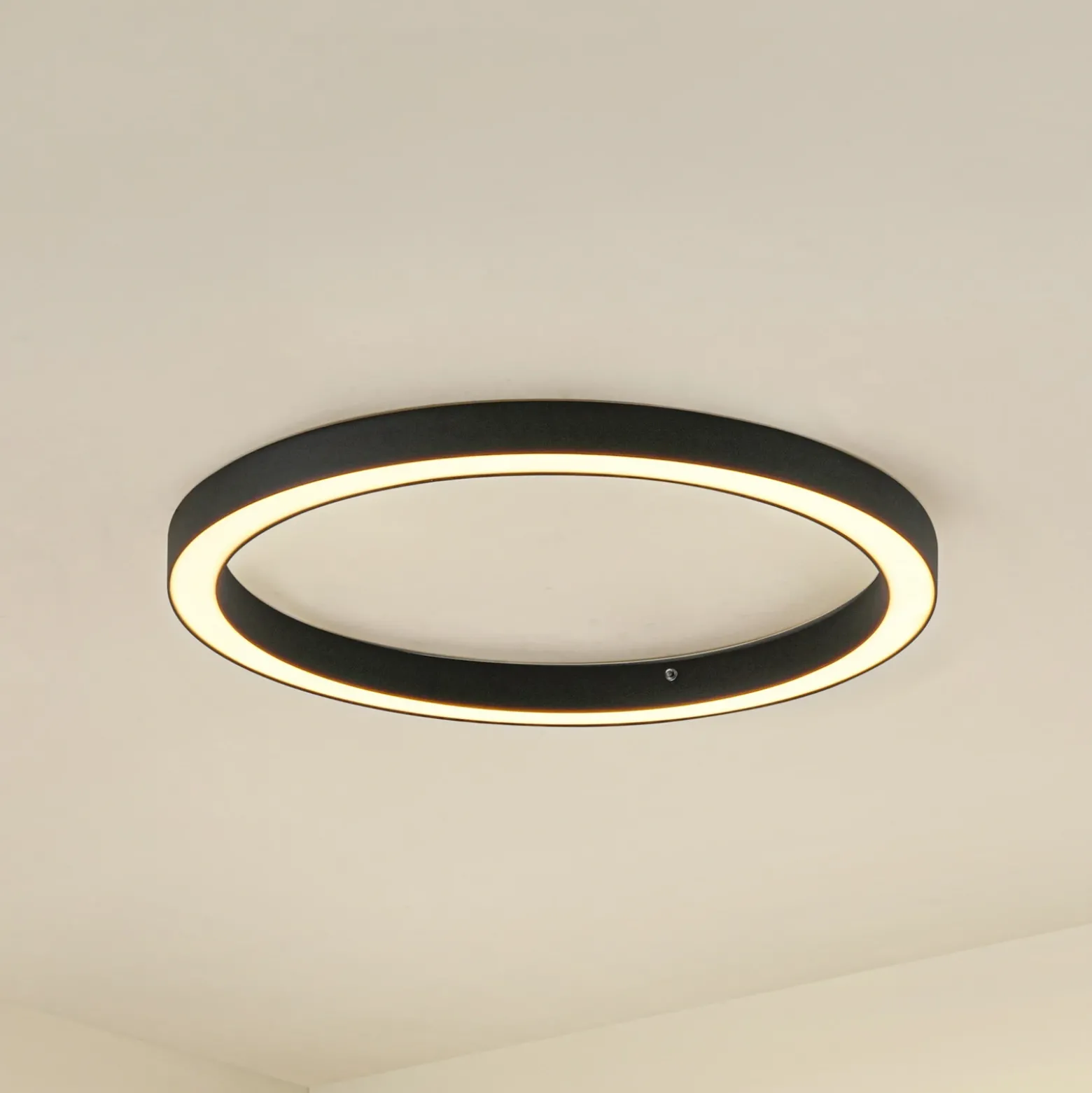 Lámpara LED de techo Lucande Neor, negra, Ø 60 cm, CCT, atenuable