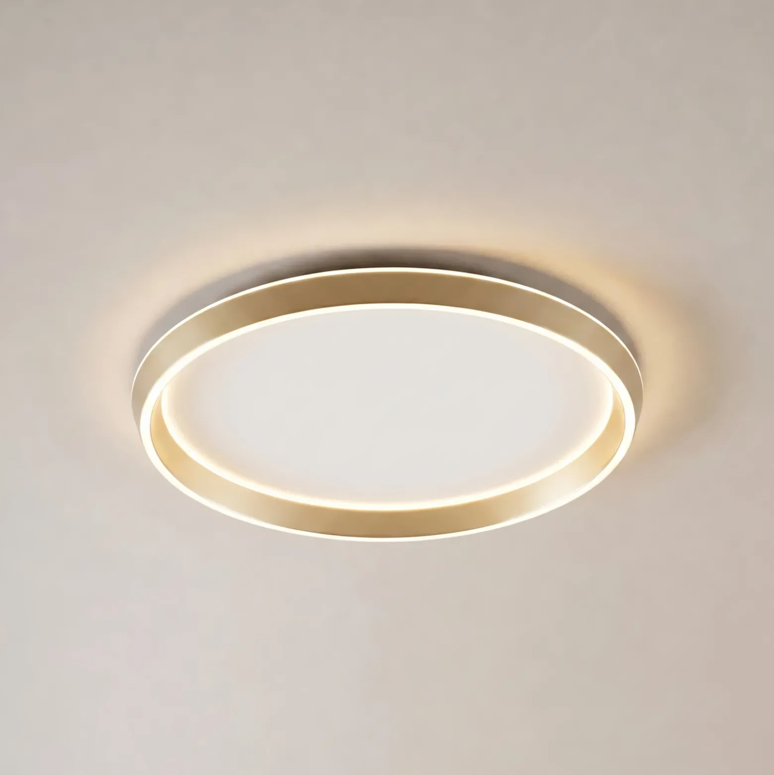 Lámpara LED de techo Lucande Rylan, latón, Ø 62 cm, atenuable (CCT)