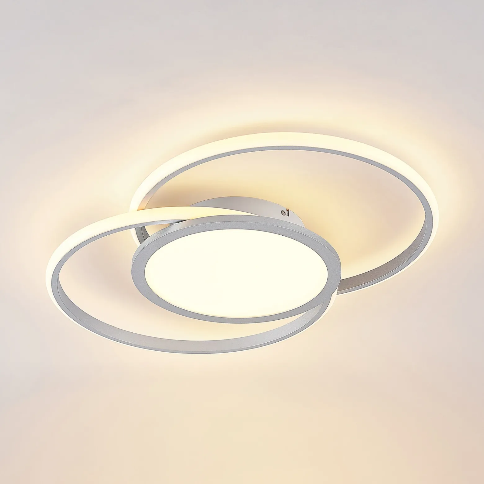 Lámpara LED de techo Lucande Senne, 63 cm, plata, aluminio