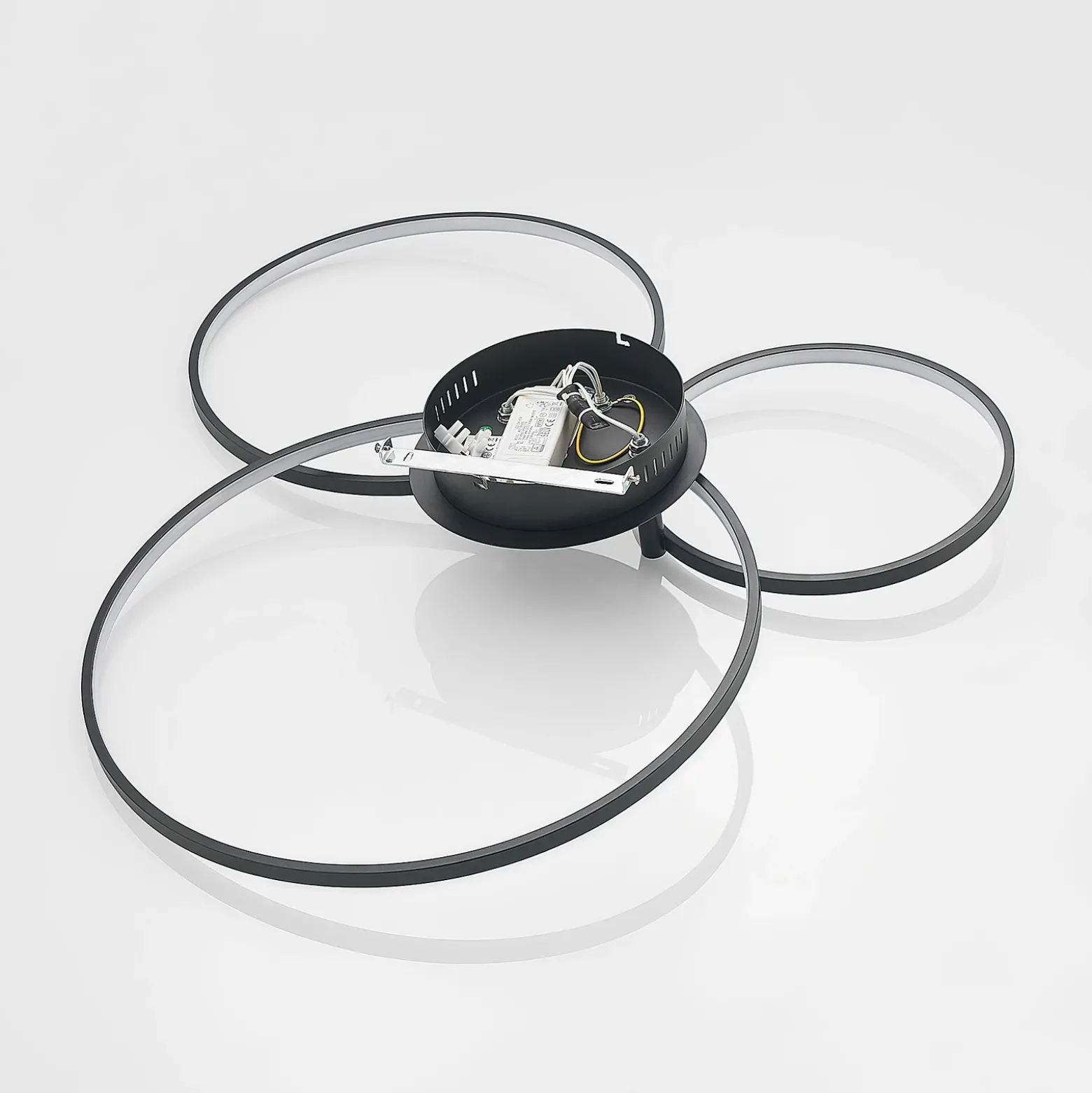 Lámpara LED de techo Rayk de Lindby, negra, metal, 77 cm, atenuable