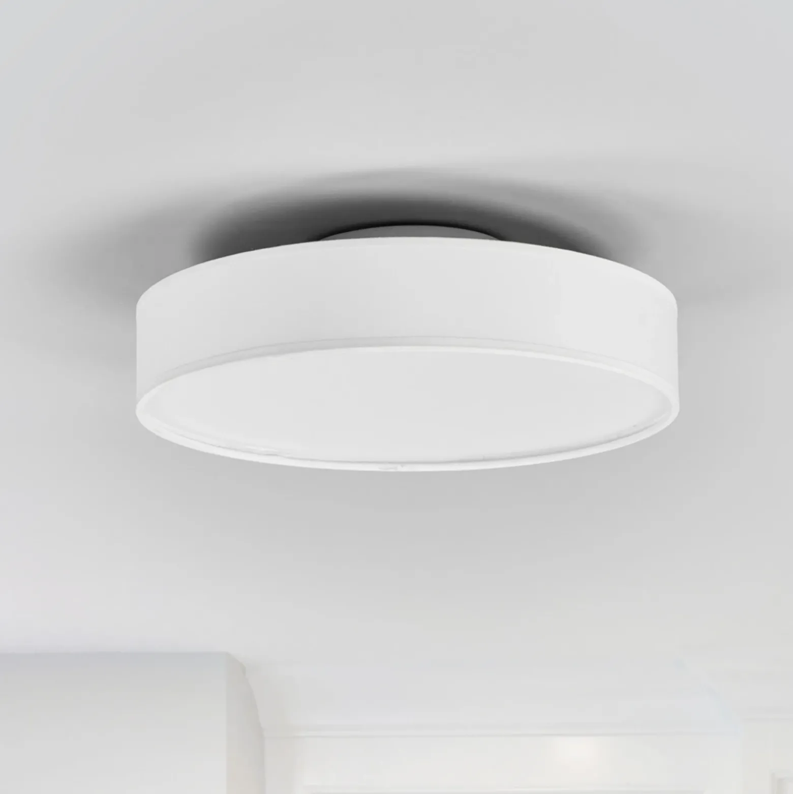 Lámpara LED de techo Saira de Lindby, Ø 30 cm, blanca, textil