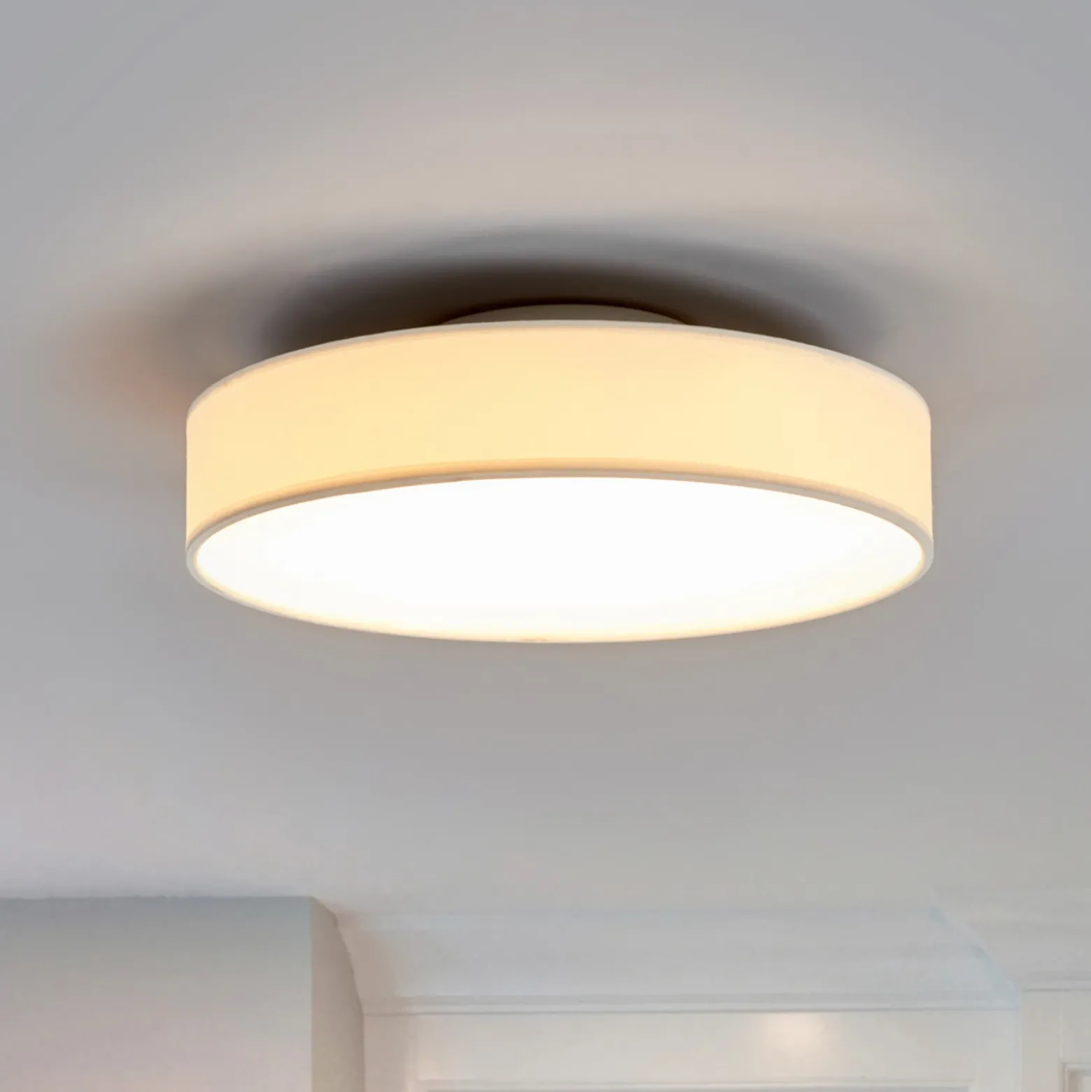 Lámpara LED de techo Saira de Lindby, Ø 30 cm, blanca, textil