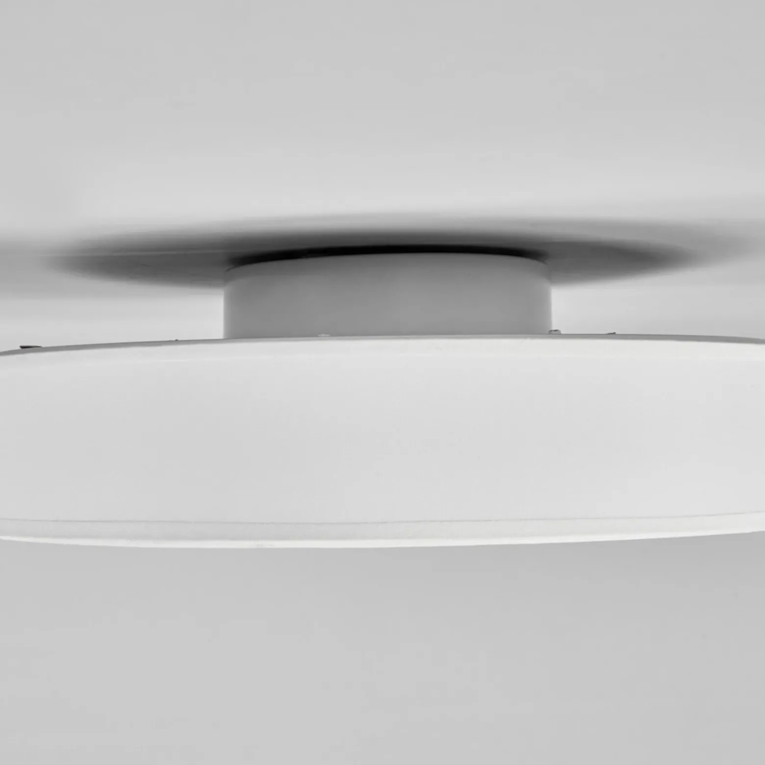 Lámpara LED de techo Saira de Lindby, Ø 30 cm, blanca, textil