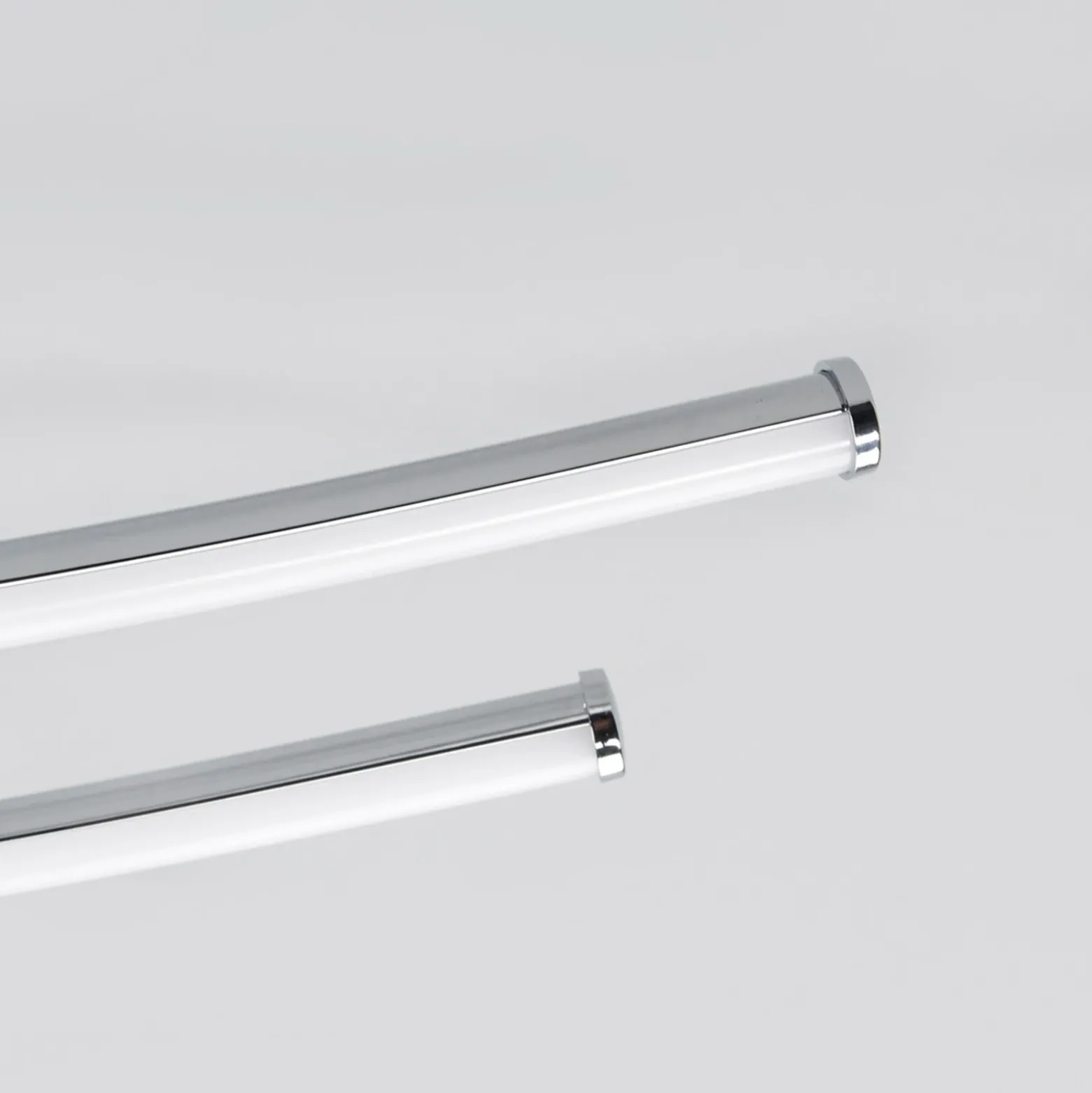 Lámpara LED de techo Yael de Lindby, color cromo, metal, 67 cm de largo