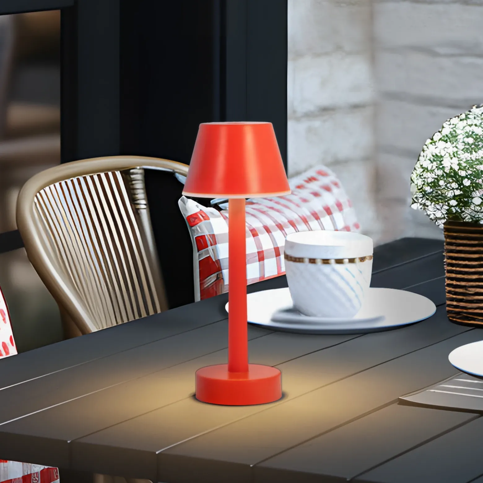 Lámpara LED recargable Lindby Gaja, roja, USB, IP44, RGBW, atenuable